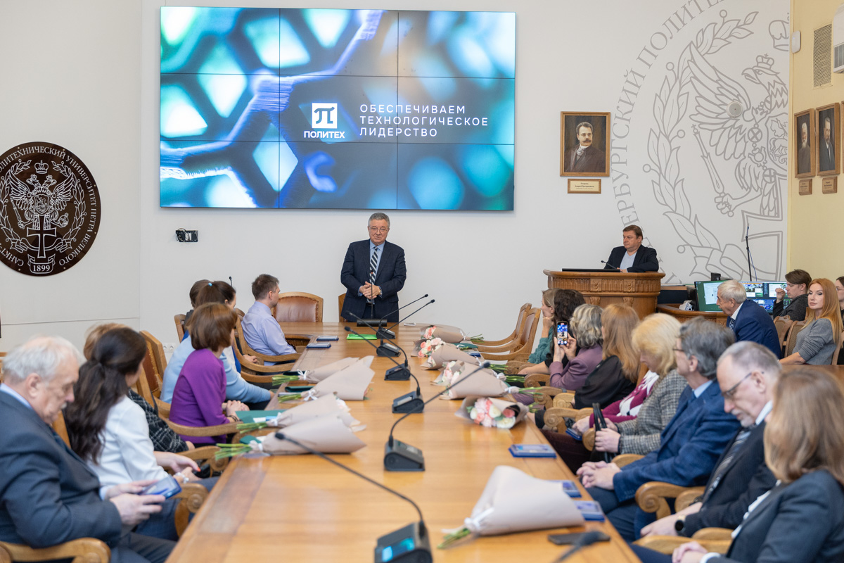 Изображение: Преподавателям ВШМиПУ вручены награды Минобрнауки